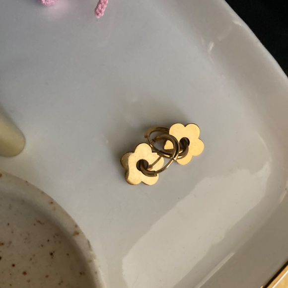 Gold tone flower earrings - Picture 2 of 2